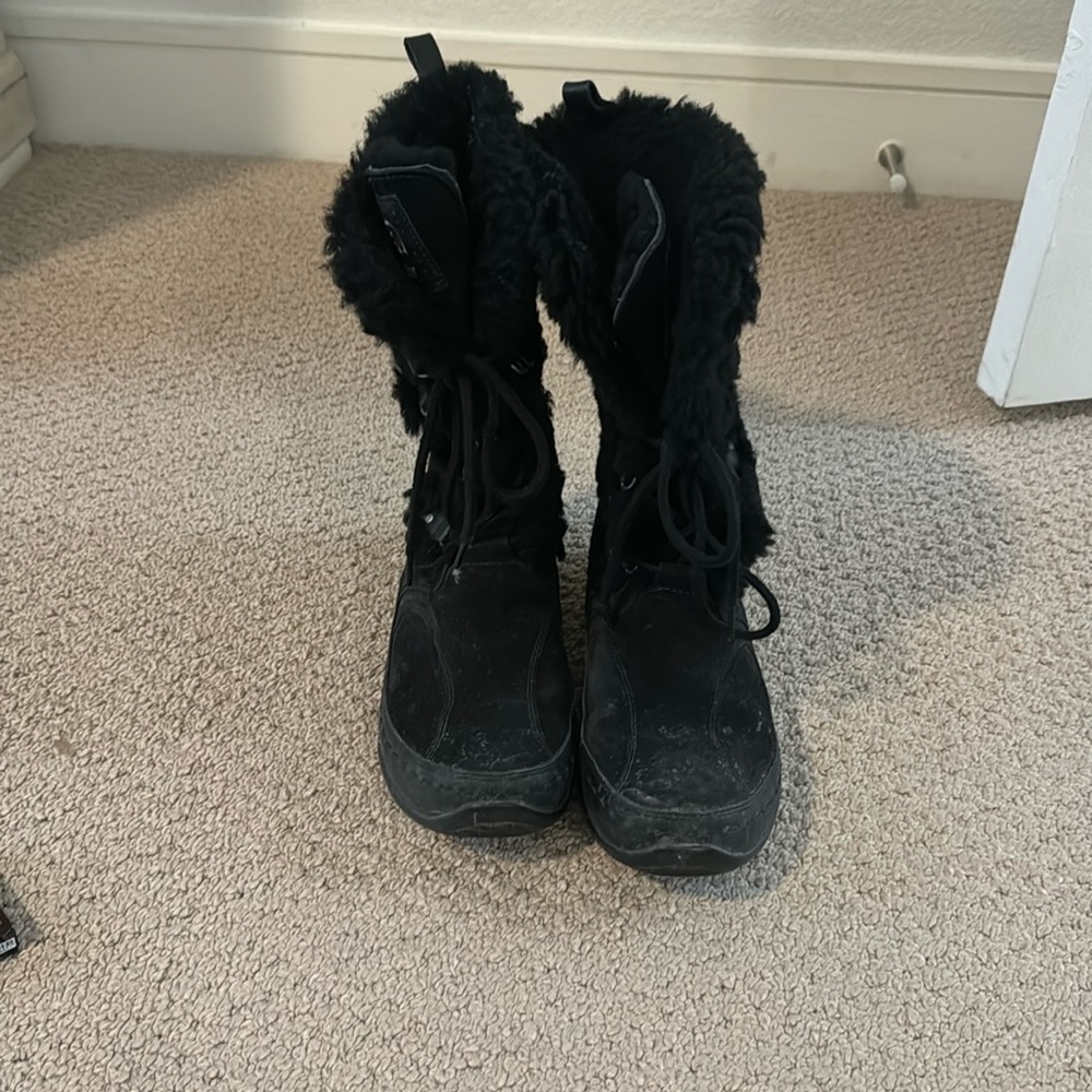 The North Face Women’s mid-calf waterproof snow boots